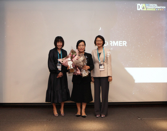 16일 그랜드 인터컨티넨탈 서울 파르나스에서 개최된 2019 IDC 디지털 트랜스포메이션 어워드에서 KB증권 박정림 사장(가운데)이 '디지털 트랜스포머' 상을 수상한 후 기념 촬영을 하고 있다. 양 옆은 산드라 응 IDC AP부사장(왼쪽), 한은선 한국 IDC 전무(오른쪽). <KB증권 제공>